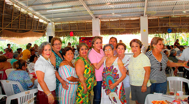 DIF Poza Rica festeja a abuelitos en su día