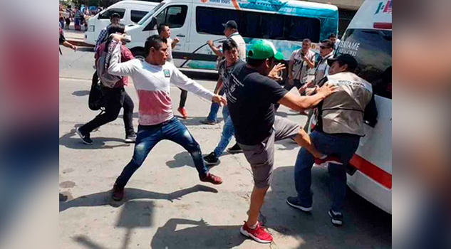 Vendedores ambulantes y fiscales se enfrenta en Tuxtla