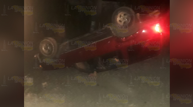 Vuelca camioneta y la abandona