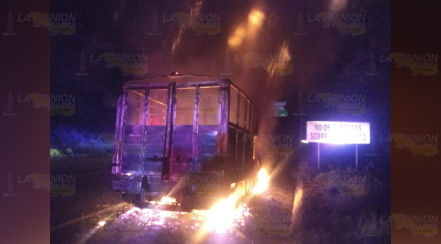Camioneta terminó como chatarra tras incendiarse en la Pachuca - Tuxpan