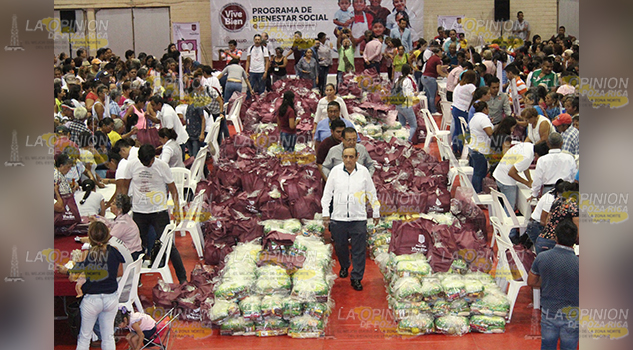 Entregan apoyos a mil 500 familias