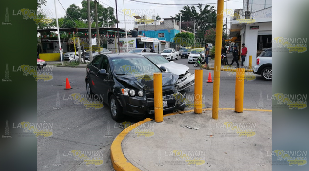 Destrozan sus automóviles en choque en la Colonia Chapultepec