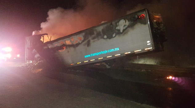 Corto circuito incendió un tráiler sobre la México-Tuxpan