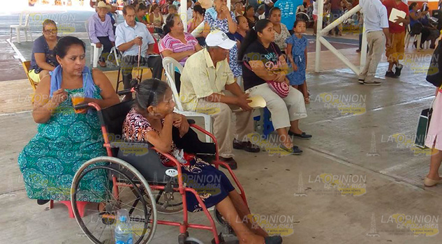 Beneficiarios de 68 y más se quejan