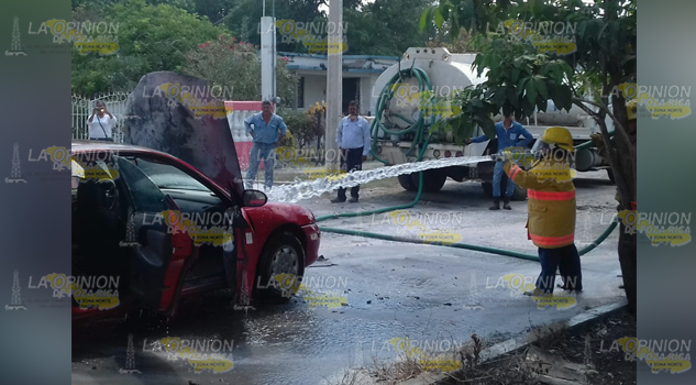 Se incendia un automóvil al transitar en la Petrolera