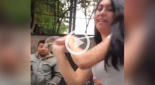 Buscan a #LadyBat, la joven que enloqueció y golpeó un auto