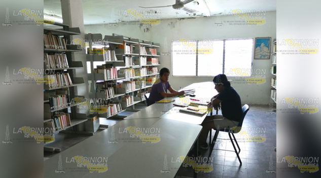 Donan más libros en Tuxpan