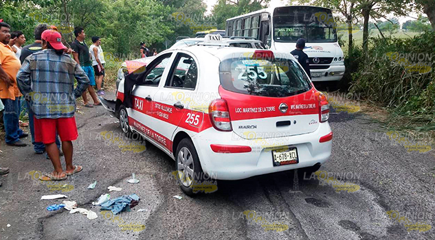 Taxista resulta lesionado en fuerte encontronazo en localidad de Atzalan