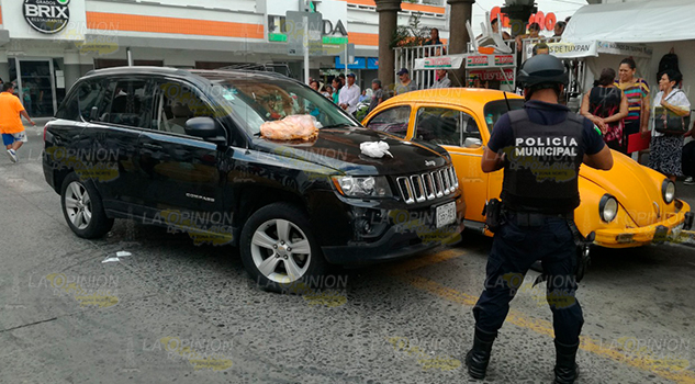 Imprudente mujer arrolla a comerciante