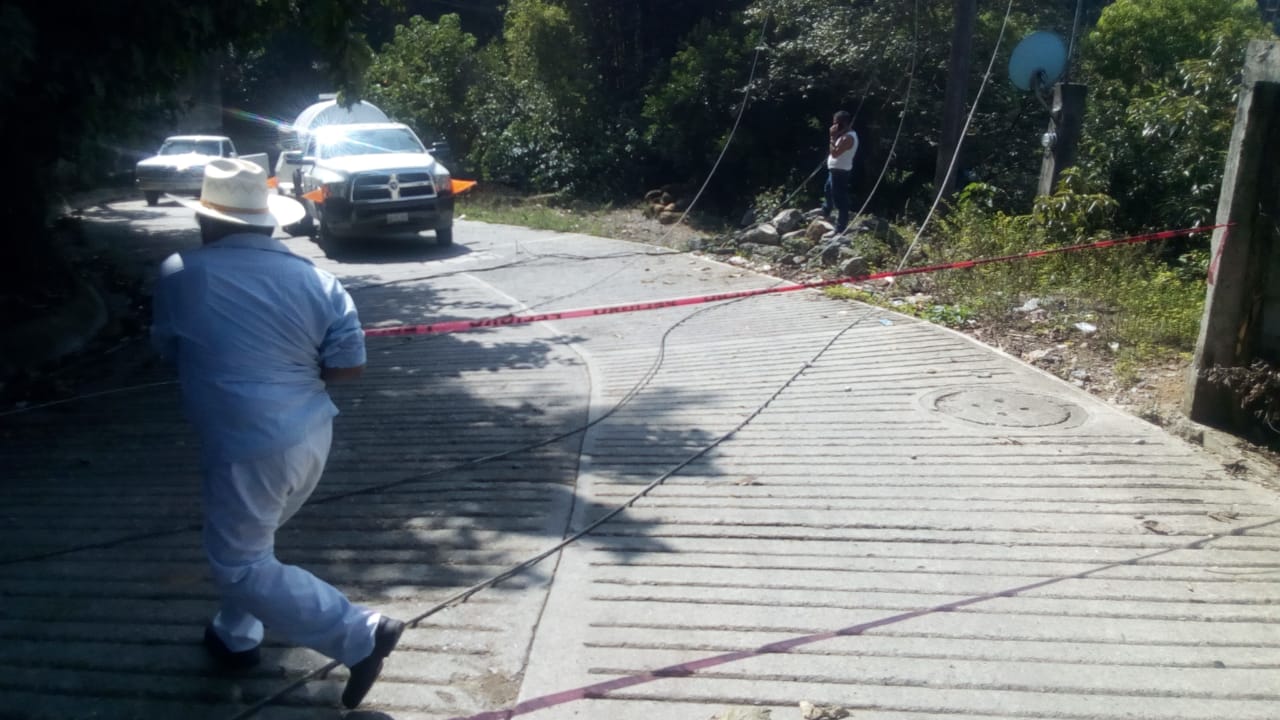 Poste de CFE se cayó y obstruye el paso en la carretera Filomeno Mata a Jopala