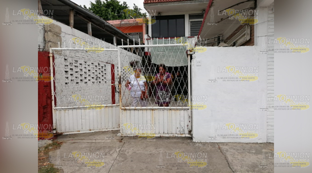 Amantes de los ajeno golpean a mujer y le roban su camioneta de su casa en la colonia Cazones