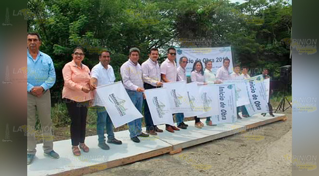 Inicia la pavimentación del acceso a la comunidad de Amatlán
