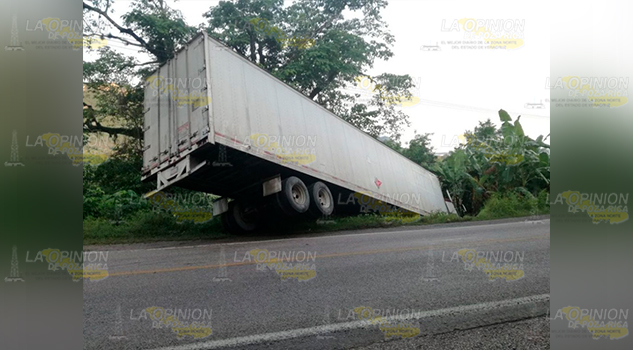 Tráiler se sale de la carretera, sobre la Álamo-Tamazunchale