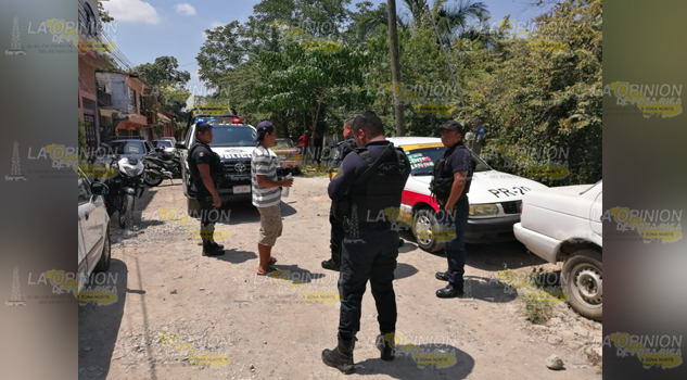 Taxi atropella a motociclista y huye; la policía lo encontró cuando reparaba la unidad de renta