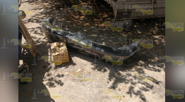 Taxi atropella a motociclista y huye; la policía lo encontró cuando reparaba la unidad de renta