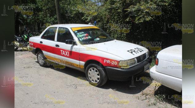 Taxi atropella a motociclista y huye; la policía lo encontró cuando reparaba la unidad de renta