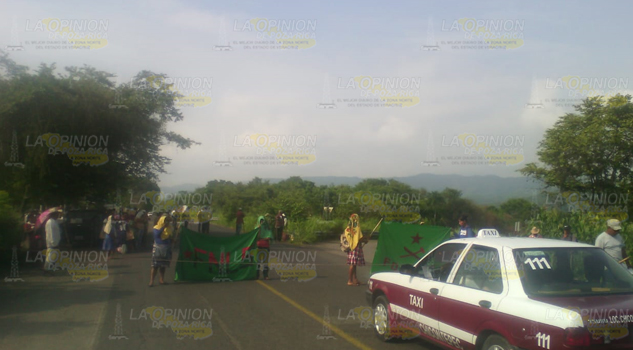 Bloquean carretera en Las Tres Huastecas