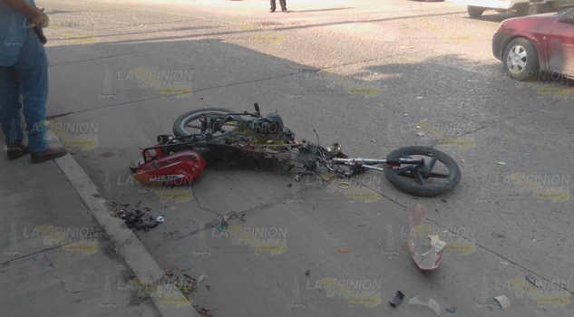 Joven motociclista se impacta contra un camión de carga