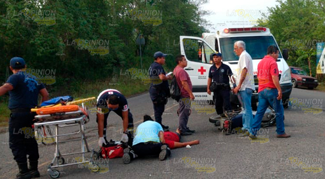 Choca contra camioneta estacionada, fue trasladada a Huejutla para su atención médica