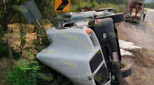 A tráiler le ganó la curva y terminó volcado sobre la carretera Tihuatlán - Alamo A tráiler le ganó la curva y terminó volcado sobre la carretera Tihuatlán - Alamo