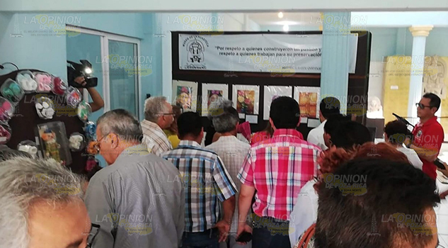 Admiran la exposición pictórica del museo de la huaxteca en Naranjos