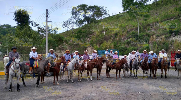 Alcalde encabeza cabalgata de Nuestra Señora de la Asunción en Papantla