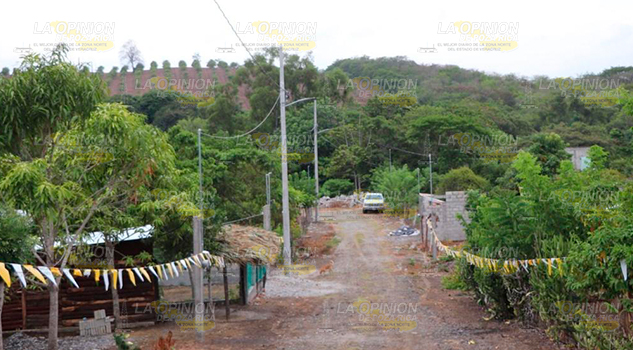 Amplían red eléctrica en el ejido Lázaro Cárdenas de Tihuatlán Amplia red la eléctrica en el ejido Lázaro Cárdenas de Naranjos
