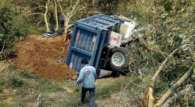 Aparatosa volcadura de camión sobre la carretera estatal Huazalingo-Tlanchinol