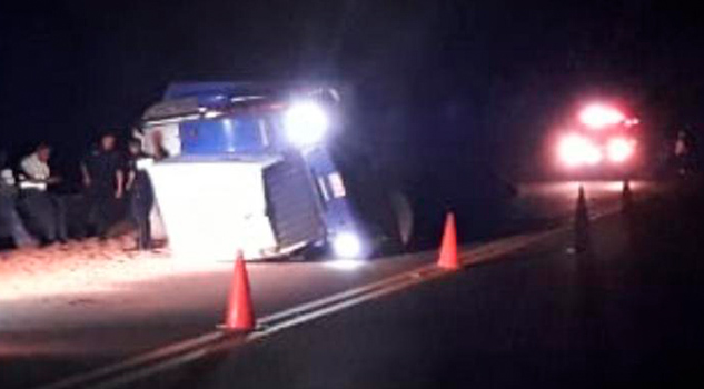 Aparatosa volcadura de tráiler sobre la carretera Tuxpan - Totomoxtle Aparatosa volcadura de tráiler sobre la carretera Tuxpan - Totomoxtle