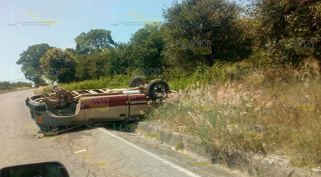 Aparatosa volcadura por exceso de velocidad en comunidad de Ixhuatlán de Madero Aparatosa volcadura por exceso de velocidad en comunidad de Ixhuatlán de Madero