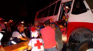 Autobús choca contra árbol en paraje del ejido Agua Nacida Autobús choca contra árbol en paraje del ejido Agua Nacida