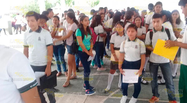 Becas ayudan a mitigar gastos de alumnos de Cobaev en Castillo de Teayo Becas ayudan a mitigar gastos de alumnos de Cobaev en Castillo de Teayo