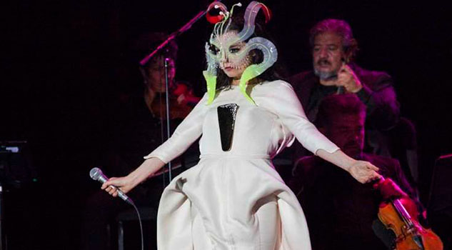 Björk evita que sus fans mexicanos se le acerquen Björk evita que sus fans mexicanos se le acerquen