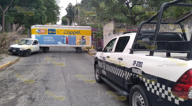 Camión de Coppel casi vuelca al ir tras un cliente en Poza Rica