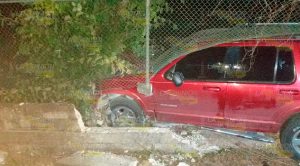 Camioneta se impacta contra barda sobre la carretera Alazán - Canoas Camioneta se impacta contra barda sobre la carretera Alazán - Canoas