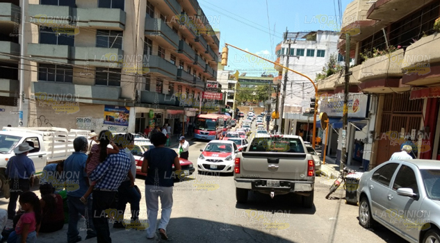 Caos vial en la zona centro de Tantoyuca, sobre la calle Independencia