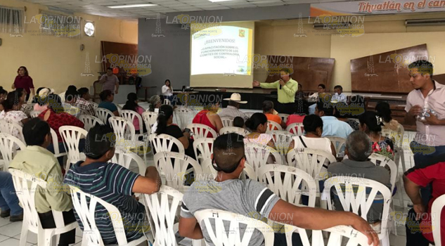 Capacitan a comités de contraloría social