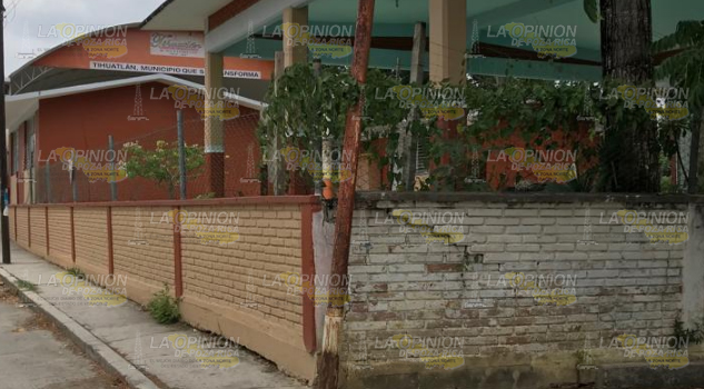 Carencia en escuelas por la falta de presupuesto, en Tihuatlán