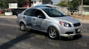 Choca al salir de inscribir a su hijo a la universidad, en la colonia Villa de las Flores
