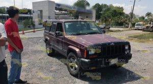 Choca al salir de inscribir a su hijo a la universidad, en la colonia Villa de las Flores