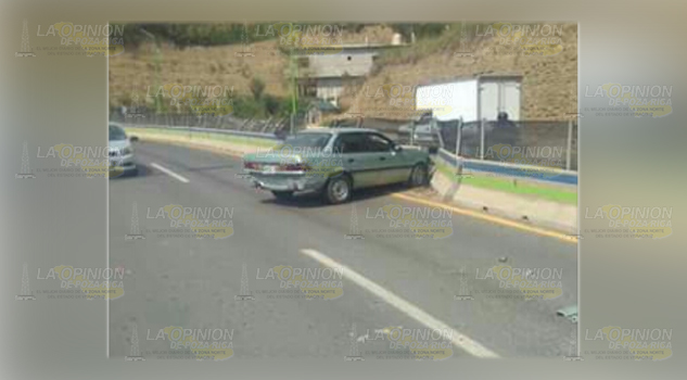 Choca contra muro y abandona su vehículo en Huejutla