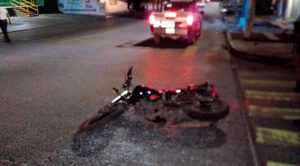 Choca, huye, se estampa contra un poste y abandona automóvil en la col. Cazones Choca, huye, se estampa contra un poste y abandona automóvil en la col. Cazones