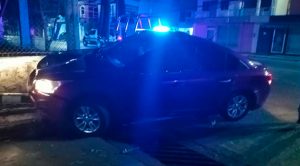 Choca, huye, se estampa contra un poste y abandona automóvil en la col. Cazones Choca, huye, se estampa contra un poste y abandona automóvil en la col. Cazones