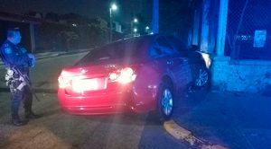 Choca, huye, se estampa contra un poste y abandona automóvil en la col. Cazones Choca, huye, se estampa contra un poste y abandona automóvil en la col. Cazones