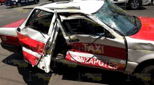 Chofer despistado impacta a un taxi en Martínez de la Torre Chófer despistado impacta a un taxi en Martínez de la Torre