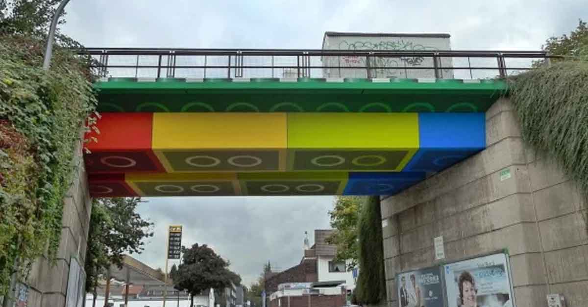 El artista urbano Megx pinta un puente en Alemania que parece un LEGO