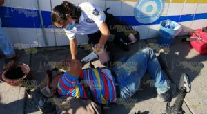 De reversa derriba a motociclista