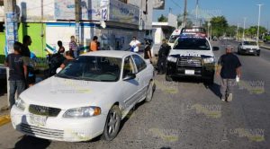 De reversa derriba a motociclista