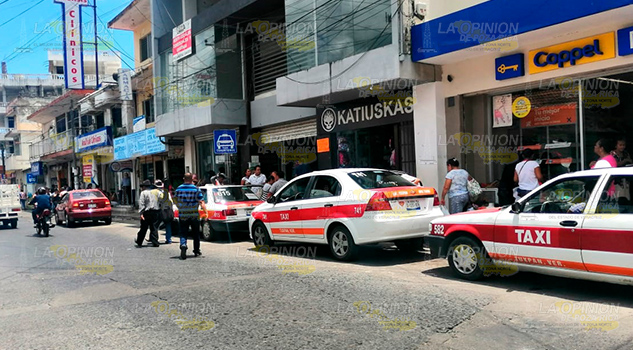 Desmedido número de taxis en Tuxpan pega al transporte urbano Desmedido número de taxis en Tuxpan pega al transporte urbano