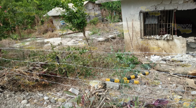 Empresa PHS se niega a pagar daños a dueño de casa que destrozó una pipa, en Furberos Coatzintla